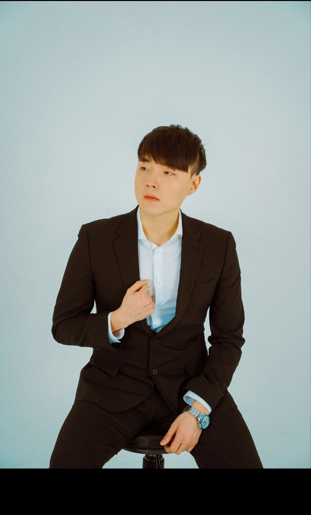 Jiyoul Leo Lee, baritone — colour portrait